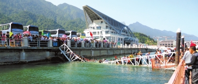 昨天上午10點(diǎn)左右，江西廬山西海風(fēng)景區(qū)司馬旅游碼頭發(fā)生橋面塌陷事故，造成18名游客擦傷或落水。景區(qū)表示，目前已對(duì)擦傷或落水游客進(jìn)行有效救治和妥善處置，并對(duì)游客損失的財(cái)物進(jìn)行登記。