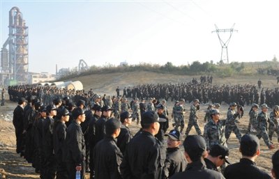 10月12日，貴陽(yáng)，觀山湖區(qū)控拆違指揮部組織2500余人到金華鎮(zhèn)上鋪村空山壩，對(duì)54棟違法建筑進(jìn)行