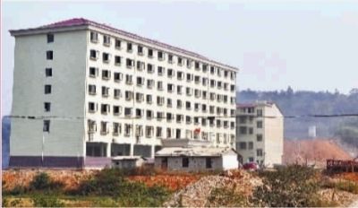  10月23日，長沙市岳麓區(qū)蓮花鎮(zhèn)云蓋村村委會的辦公大樓。  實習(xí)記者 李健 攝