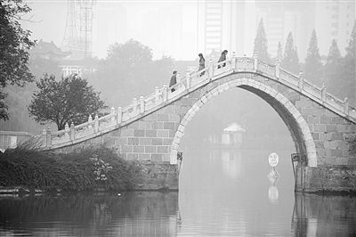 10月28日，市民走在合肥市霧霾籠罩的公園里。新華社發(fā)