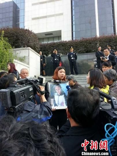 法院外，死者祁某的家人正在接受媒體采訪。 田雯 攝