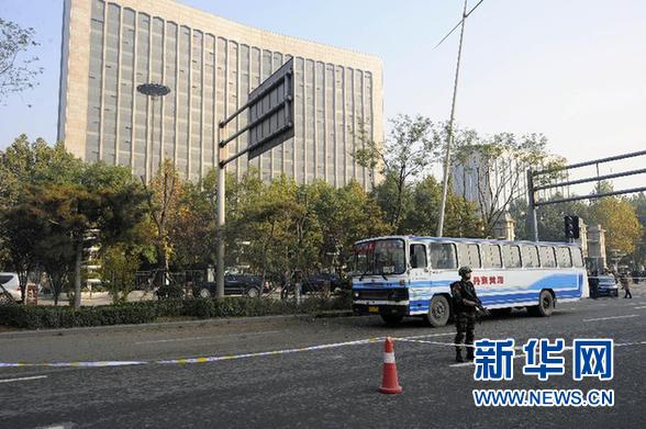 這是11月6日拍攝的一輛爆炸中受損的公交車停在現(xiàn)場。