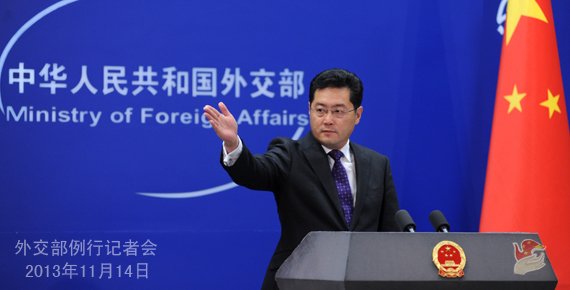 2013年11月14日，外交部發(fā)言人秦剛主持例行記者會。