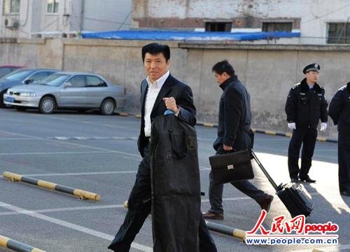 庭審當(dāng)日，李某某辯護(hù)律師張起淮匆匆趕到北京市一中院    人民網(wǎng)記者 翁奇羽攝