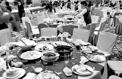 今年1月20日，一國企在廣州一家五星級(jí)酒店擺了70桌。臨近年底，在中央“嚴(yán)抓四風(fēng)”背景下，北京國企機(jī)