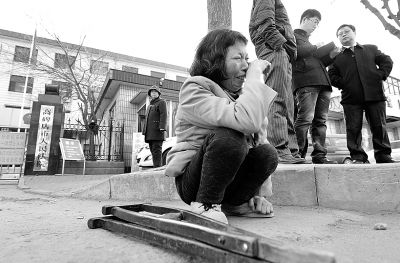 從法院出來以后，家屬和律師正在商量案情，夏鳳各在旁想著想著忍不住哭起來