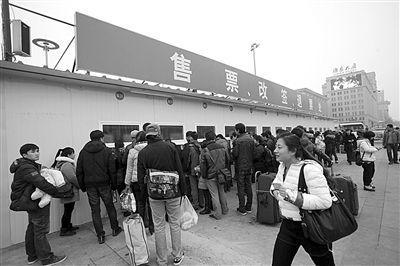 1月6日，北京站搭建完畢的臨時售票處已經(jīng)投入使用。今年春運期間，北京鐵路局共開設(shè)售票窗口3421個，同比增加150個。新京報記者