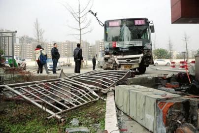 1月6日，成都雙華大道，失控后的公交車(chē)撞垮一單位的護(hù)欄。攝影 劉陳平
