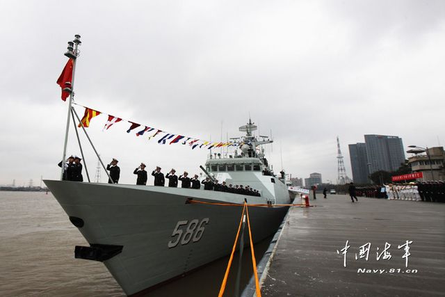 1月8日，某新型導彈護衛(wèi)艦吉安艦入列海軍東海艦隊命名授旗儀式現(xiàn)場。新華社發(fā)
