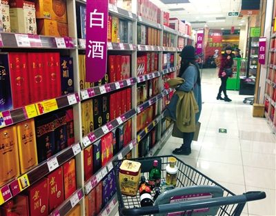 顧客在商場的高檔白酒貨架前駐足挑選。春節(jié)臨近，受“禁令”影響，以高檔白酒為代表的節(jié)日禮品市場面臨考驗(yàn)。記者 王遠(yuǎn)征 攝