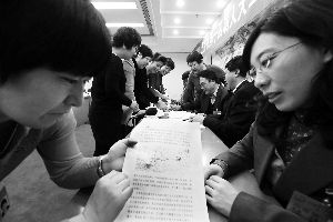 人大代表們就各自關心的話題熱烈討論。