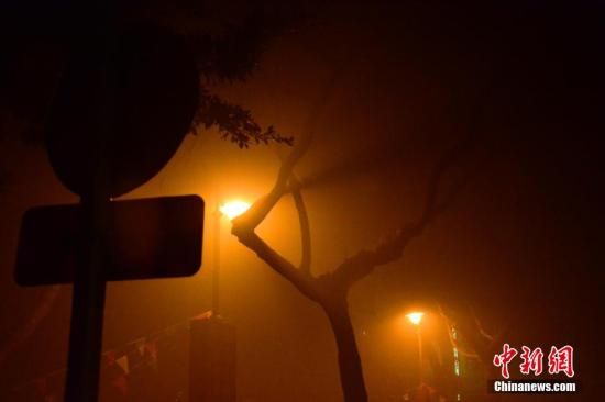 1月31日凌晨，市民行走在煙霧繚繞的南京街頭。當天是農(nóng)歷馬年正月初一，南京有限開禁燃放煙花爆竹正逢下霧天，空氣的不流通致使煙花爆竹燃燒后產(chǎn)生的顆粒物不能及時散開，造成整座城市煙霧繚繞。據(jù)當?shù)丨h(huán)保部門發(fā)布的信息顯示，空氣質(zhì)量屬重度污染。中新社發(fā) 泱波 攝