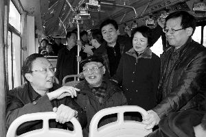 繆瑞林在車上與市民、乘委會(huì)委員交流 通訊員 卜照雪 攝
