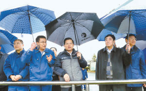 2月7日，省委書記強(qiáng)衛(wèi)冒雨在江西銅業(yè)集團(tuán)調(diào)研。記者 梁振堂 攝