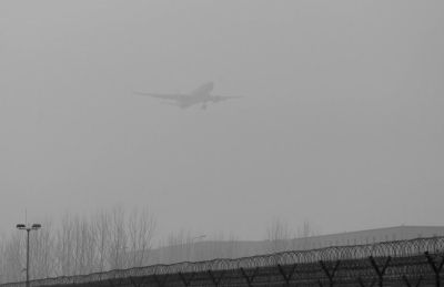 在首都機(jī)場(chǎng)，飛機(jī)在霧霾中降落。