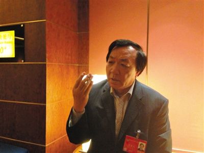 　昨日，在接受采訪時，何香久強調(diào)，大多公務員是勤勉工作的。