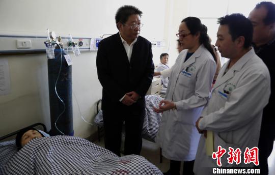圖為青海省委常委、西寧市委書記毛小兵正在詢問患者病情?！×_云鵬　攝