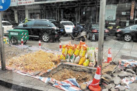 遠大一路兩側(cè)，市政工程開挖的一個個大坑沒有進行圍擋，碎石、黃土、彩條布散落一地，過往市民避之不及。