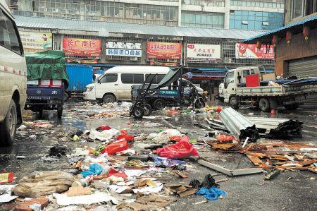 高橋大市場內(nèi)，大量的垃圾雜亂無章地堆放，商戶搬遷時留下的垃圾丟棄在市場內(nèi)無人問津，觸目驚心。