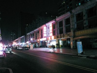 3月11日，掃黃后晚上8點天鵝湖路冷清的街道。以前，這里都是人和車輛，街邊站滿了小姐。新京報記者 林野 攝