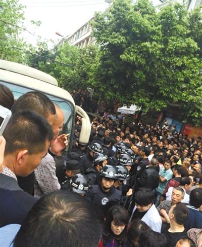 4月19日，蒼南縣靈溪鎮(zhèn)城管打人事件現場。網絡截圖