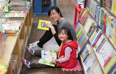 昨晚10時(shí)，來(lái)京探親的山東的李女士帶著5歲的女兒琪琪在三聯(lián)書(shū)店讀書(shū)。4月18日晚開(kāi)始，三聯(lián)韜奮書(shū)店正