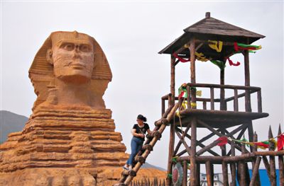 一游客在河北石家莊某地的“獅身人面像”前。