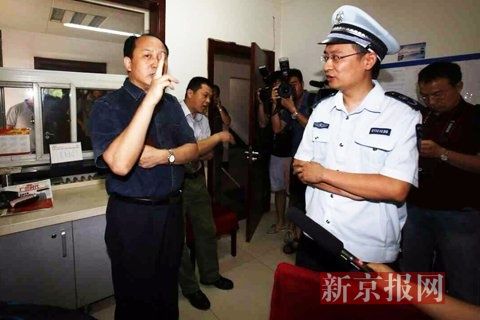國家文物局的一名工作人員正在與執(zhí)法人員對峙。新京報記者 高瑋 攝