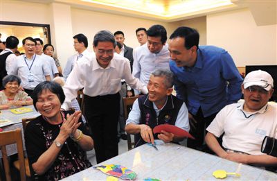 　昨日，張志軍前左二和陪同的新北市長朱立倫與老人們交談。