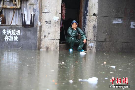 7月15日，因連日強降雨致長沙市開福區(qū)西長街街道出現(xiàn)嚴(yán)重內(nèi)澇，最深水位超過一米，沿街60余戶門面進