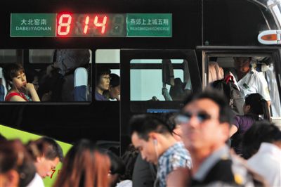2014年5月22日,乘客在北京大北窯南乘坐開往燕郊的814路公交車。