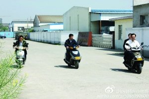 網(wǎng)友稱儀征市委書記程希騎摩托車下鄉(xiāng)沒戴頭盔。