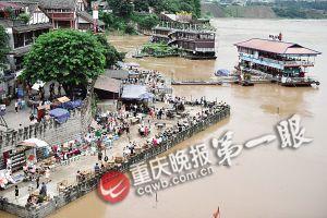沙坪壩區(qū)磁器口，江水逼近休閑平臺。
