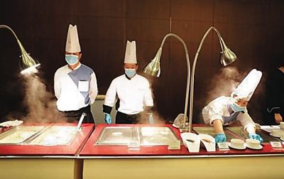 　工作人員在餐廳忙碌。（網(wǎng)絡(luò)圖片）
