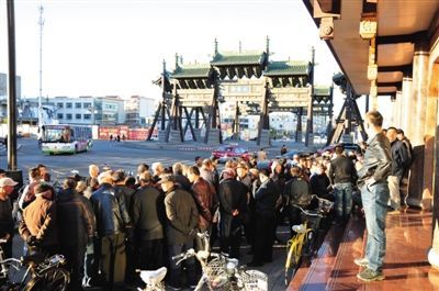11月3日，大同市四牌樓附近，耿彥波“粉絲團(tuán)”在聚眾討論。