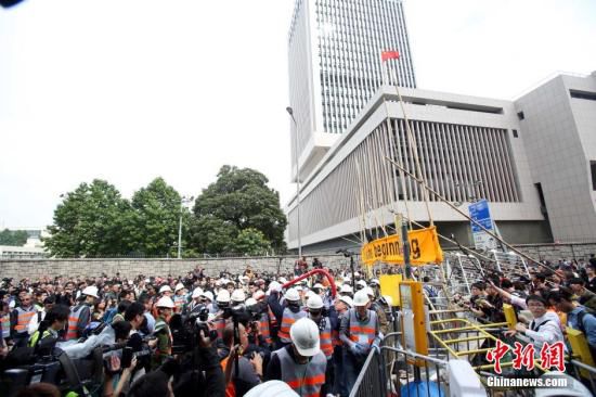 12月11日上午，香港非法“占領(lǐng)區(qū)”清除障礙物。