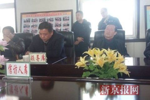 訪民代表與縣領(lǐng)導(dǎo)開會協(xié)商時，副縣長頭靠椅背睡著10分鐘左右。受訪對象供圖