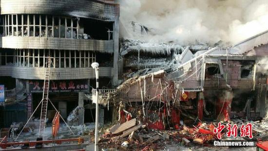 2015年1月3日，哈爾濱市道外區(qū)太古街著火塌方現(xiàn)場，火又燒了起來