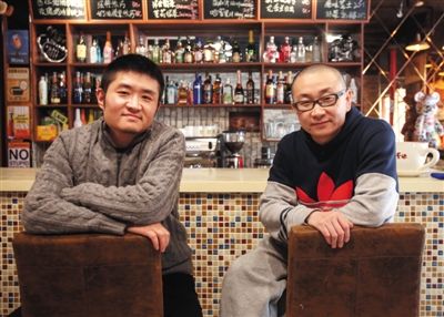 　14日，西安交通大學(xué)路66號(hào)公路咖啡館，苗阜（左）、王聲（右）兩位青年相聲演員今年將第一次登上春晚