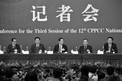 昨日，政協(xié)十二屆三次會議舉行記者會，五位嘉賓回答中外記者提問。京華時報記者王海欣攝