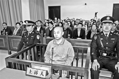 4月14日，趙志紅（前中）在庭審現(xiàn)場 供圖/新華社