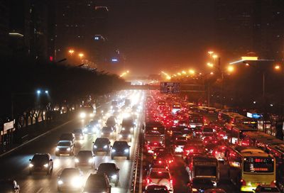 昨晚，因沙塵暴導(dǎo)致能見度低，長安街嚴(yán)重堵車。