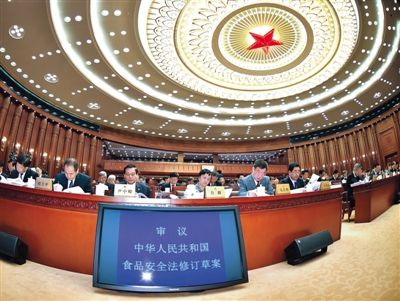 昨日，食品安全法修訂草案提交十二屆全國(guó)人大常委會(huì)第十四次會(huì)議進(jìn)行三審。 新華社記者 李濤 攝