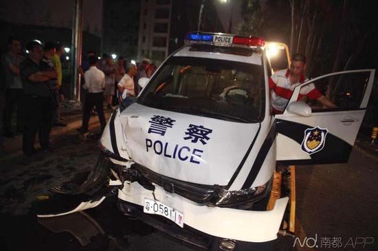 南都記者昨晚趕到現(xiàn)場時，交警及保險公司已經(jīng)在處理事故，現(xiàn)場有很多圍觀者。