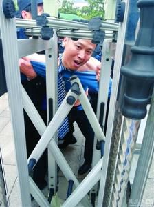 律師王甫在試圖跑進衡陽中院大門時被圍攻者阻止，西服和襯衣被撕爛。