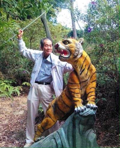 2015年1月10日，區(qū)少坤到廣東肇慶九龍湖游玩，拍攝打虎圖。