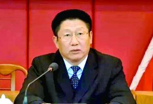 他曾身居要職，在仕途上平步青云，“連跳式”升官；他如今落馬，被查出近乎瘋狂地收受巨額利益、用公款送禮，還隱瞞“裸官”身份、在私企老板的安排下多次嫖娼、參與賭博、與多名女性通奸，被一線辦案人員形容為“五毒俱全”的干部。近日，深圳原市委常委、政法委書記蔣尊玉的貪腐歷程被披露。