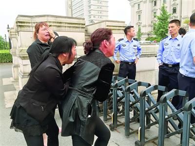 昨日，連恩青被執(zhí)行死刑。執(zhí)刑前，連恩青的父母和妹妹進入溫嶺市看守所與連恩青見面，但其他親屬均被拒見最后一面。　本版圖片/CFP