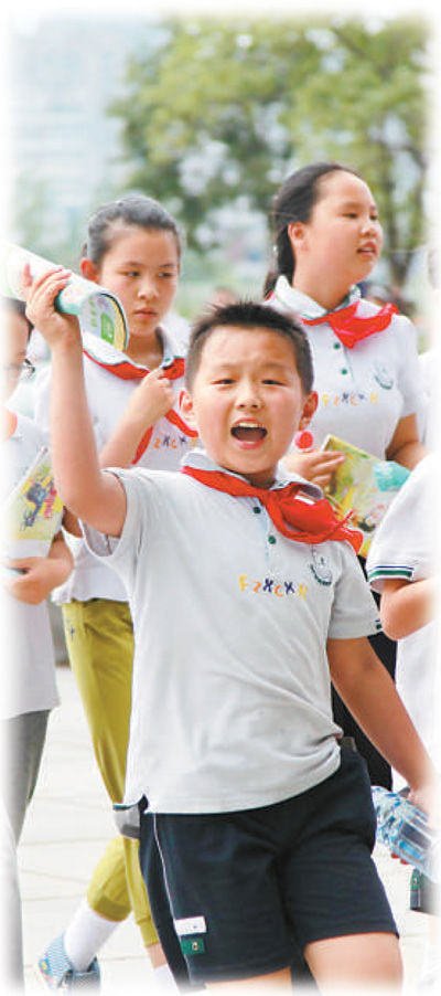 南京某小學(xué)學(xué)生在參加課外活動。