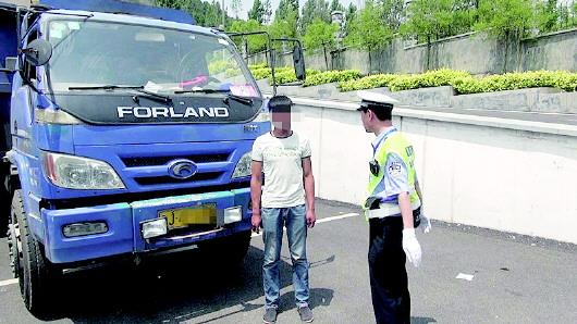 民警對持C1駕照駕駛大貨車、一年違法350余次的張某進(jìn)行批評教育。